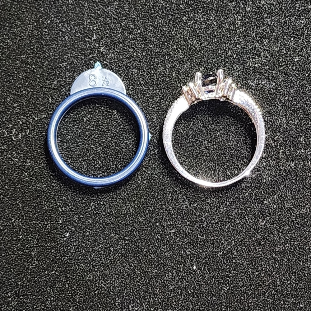 Elegant Silver and Blue Gemstone Ring - Picture 6 of 6